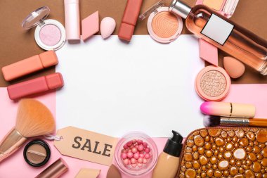 Renk arkaplanındaki boş kağıt kağıtlar, kozmetik ürünler, aksesuarlar ve satış etiketleri