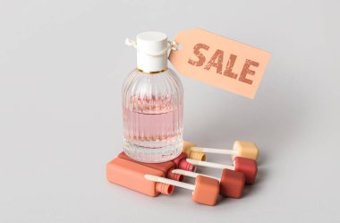 Rujlu parfüm ve arka planda satış etiketi