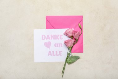 Zarf, metin DANKE bir ALLE ve ışık arkaplan üzerinde östoma çiçekleri