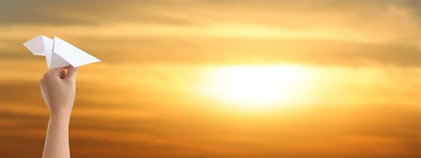 Hand Einer Frau Mit Papierflieger Freien Bei Sonnenuntergang — Stockfoto