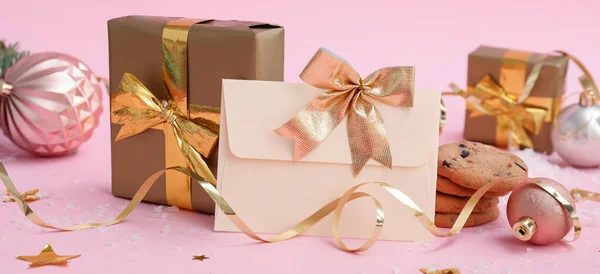 给圣诞老人 饼干和粉色背景的圣诞礼物的信 — 图库照片