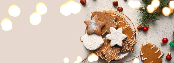 Plaat Van Verschillende Peperkoek Koekjes Sparren Tak Kerst Decoraties Lichte — Stockfoto