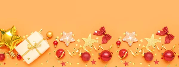 Komposition Mit Weihnachtsschmuck Und Geschenk Auf Orangefarbenem Hintergrund — Stockfoto