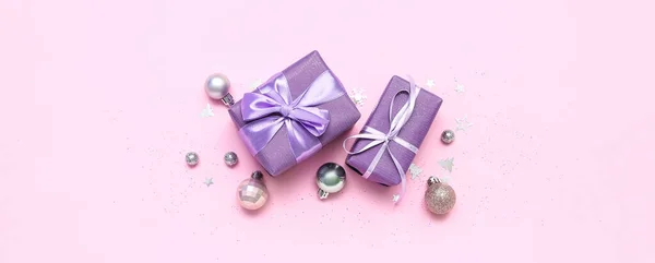 Komposition Mit Weihnachtsgeschenken Und Dekorationen Auf Rosa Hintergrund — Stockfoto