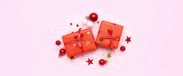 Skladba Vánoční Dárky Dekorace Růžovém Pozadí — Stock fotografie