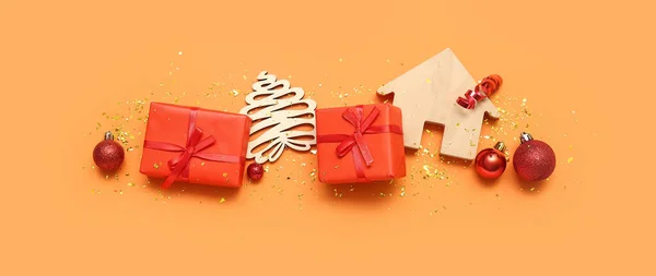 オレンジの背景にクリスマスの装飾や贈り物と組成 — ストック写真