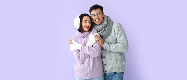 Feliz Pareja Joven Suéteres Calientes Sobre Fondo Lila — Foto de Stock
