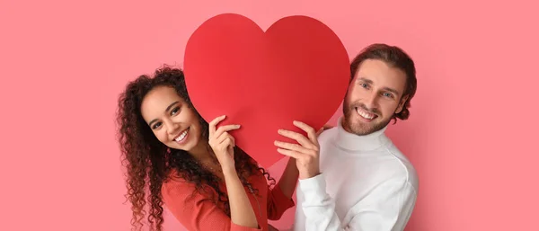Pembe Arka Planda Kırmızı Kalpli Mutlu Genç Bir Çift Sevgililer — Stok fotoğraf