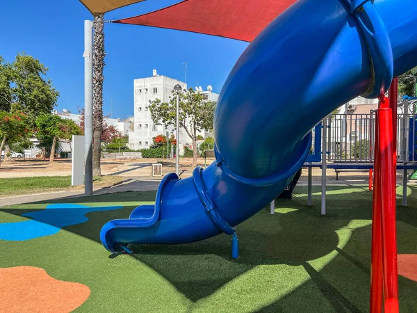 子供の遊び場の青いスライド — ストック写真