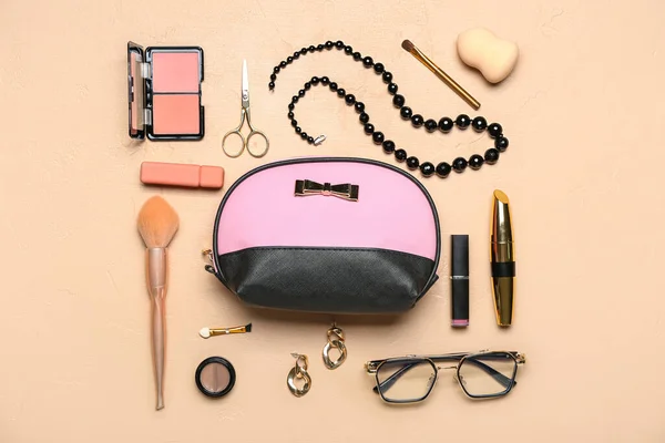 Tasche Mit Kosmetik Und Accessoires Auf Beigem Hintergrund — Stockfoto
