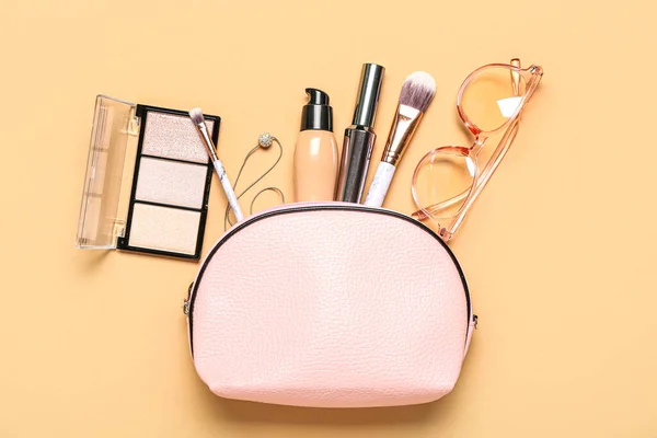 Tasche Mit Kosmetik Und Accessoires Auf Beigem Hintergrund — Stockfoto