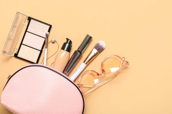 Rózsaszín Táska Kozmetikumokkal Kiegészítőkkel Bézs Alapon — Stock Fotó