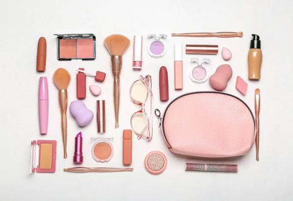 Kosmetisk Väska Med Makeup Produkter Och Tillbehör Vit Bakgrund — Stockfoto