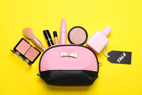 Tasche Mit Kosmetischen Produkten Und Verkaufsetikett Auf Gelbem Hintergrund — Stockfoto