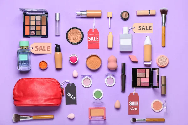 化粧品 アクセサリーやライラックの背景に販売タグ付きレッドバッグ — ストック写真