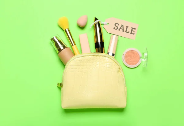 Κίτρινη Τσάντα Καλλυντικά Προϊόντα Και Ετικέτα Πώλησης Πράσινο Φόντο — Φωτογραφία Αρχείου