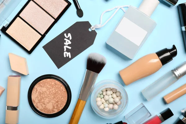 Mavi arka planda kozmetik ürünleri, aksesuarlar ve satış etiketleri