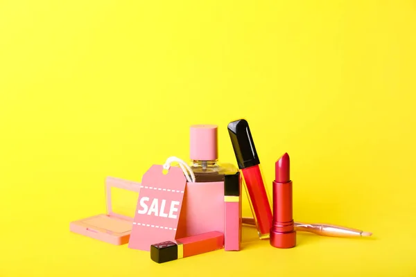 黄色の背景に販売タグ付き化粧品 — ストック写真