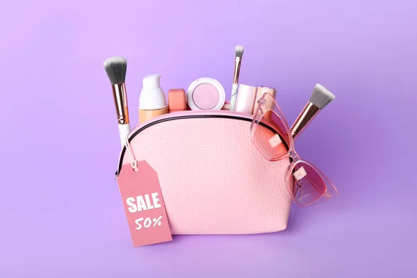 ライラックの背景に化粧品 アクセサリー 販売タグ付きピンクバッグ — ストック写真