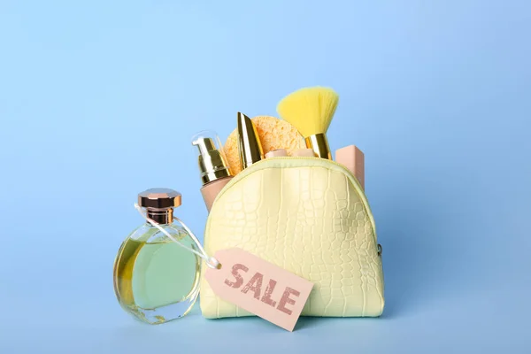 Κίτρινη Τσάντα Καλλυντικά Προϊόντα Και Ετικέτα Πώλησης Μπλε Φόντο — Φωτογραφία Αρχείου