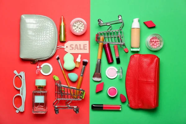 Renkli çantalar, kozmetik ürünleri, aksesuarlar ve satış etiketleri