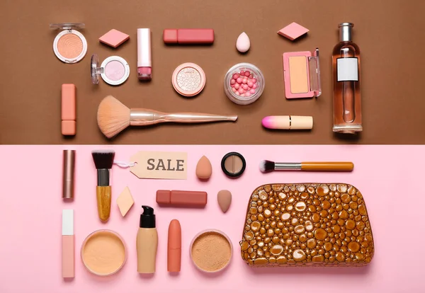Kozmetik ürünleri, aksesuarlar ve renk arkaplanındaki satış etiketleriyle dolu çanta