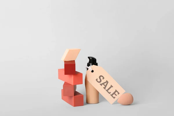 Make Schwämme Mit Lippenstiften Fundament Und Verkaufsetikett Auf Hellem Hintergrund — Stockfoto