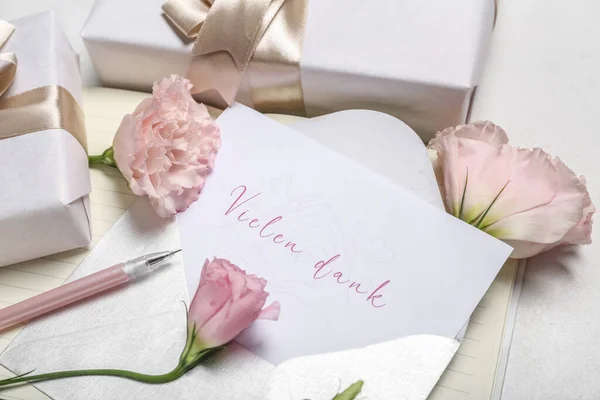 Card Text Vielen Dank Eustoma Flowers Table Closeup — Stock Photo, Image