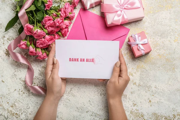 Mãos Femininas Com Cartão Caixas Presente Flores Rosa Fundo Claro — Fotografia de Stock