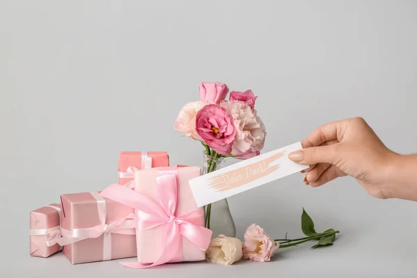 Mão Feminina Com Cartão Caixas Presente Flores Fundo Claro — Fotografia de Stock