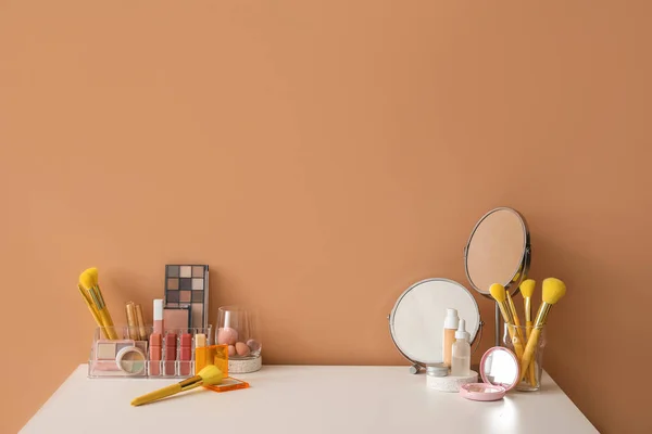 Verschillende Cosmetica Tafel Buurt Van Kleur Muur — Stockfoto