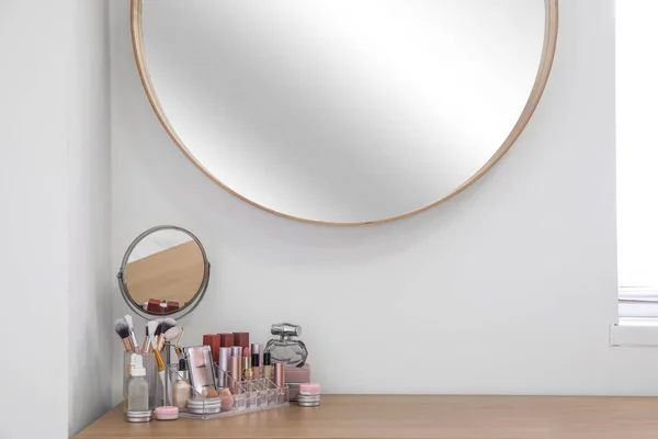 Organizador Con Cosméticos Accesorios Maquillaje Espejo Mesa Habitación —  Fotos de Stock