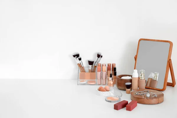 Verschillende Cosmetica Make Accessoires Spiegel Lichte Achtergrond — Stockfoto