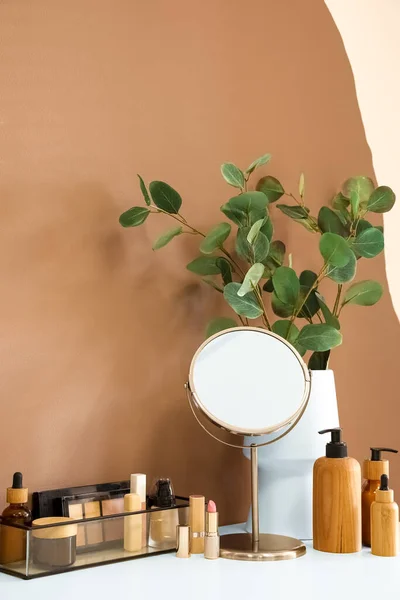 Verschillende Cosmetische Producten Spiegel Vaas Van Eucalyptus Takken Tafel Buurt — Stockfoto