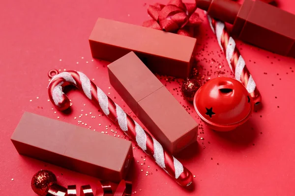 Lippenstifte Mit Weihnachtsdekor Auf Rotem Hintergrund Nahaufnahme — Stockfoto