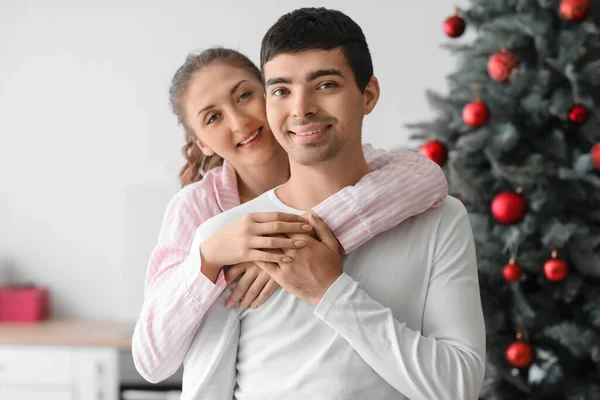 Pareja Cariñosa Abrazándose Cocina Nochebuena — Foto de Stock