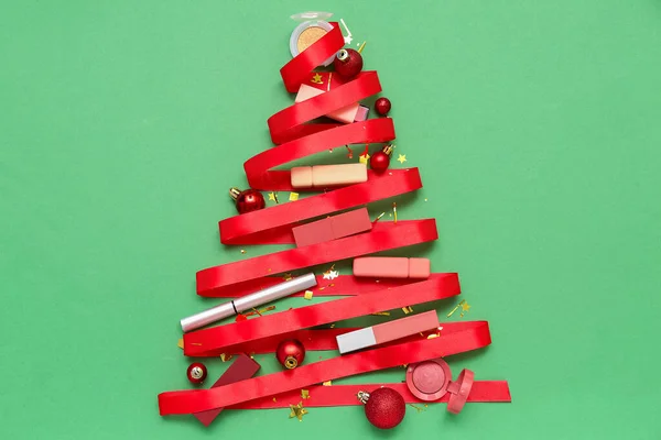 圣诞树 由化妆品 彩带和绿色背景的球制成 — 图库照片