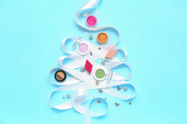 Weihnachtsbaum Aus Schminkprodukten Weihnachtskugeln Und Band Auf Blauem Hintergrund — Stockfoto