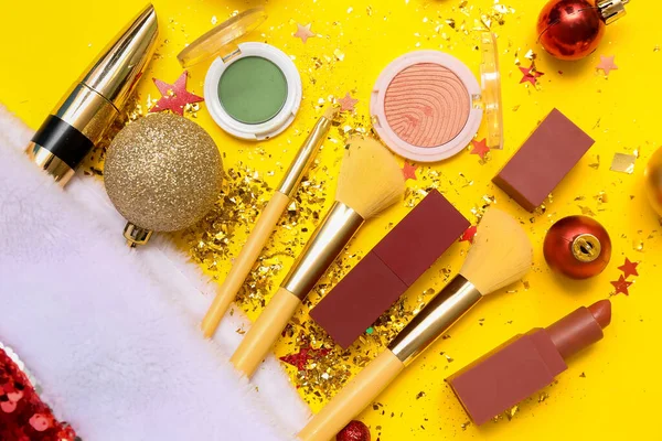 Santa Kapelusz Makijażu Produktów Christmas Decor Żółtym Tle — Zdjęcie stockowe
