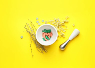 Beyaz harç ve sarı arka planda farklı otlar.