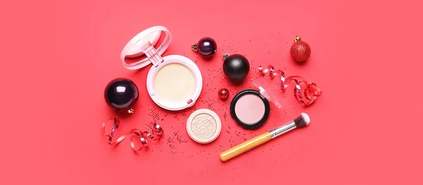 Set Make Kosmetik Mit Pinsel Und Weihnachtsdekoration Auf Rotem Hintergrund — Stockfoto