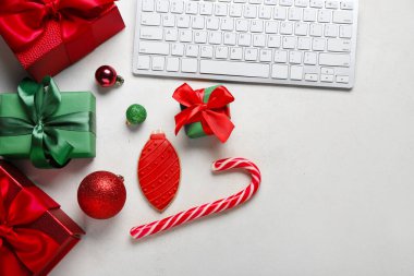Noel hediyeli kompozisyon, klavye, tatlı ve toplar arka planda