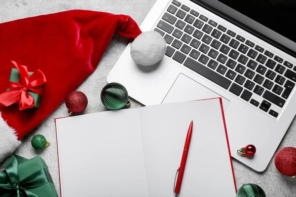 Notebook Laptop Santa Hat Christmas Decorations Light Background Closeup — Stock Photo, Image