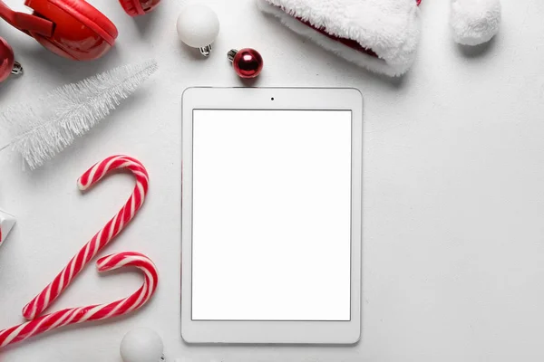 Σύνθεση Tablet Υπολογιστή Καραμέλα Μπαστούνια Και Χριστουγεννιάτικα Στολίδια Στο Φως — Φωτογραφία Αρχείου