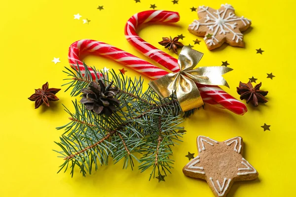 Χριστουγεννιάτικη Σύνθεση Κλαδιά Ελάτης Καραμέλες Μπισκότα Και Μπαχαρικά Κίτρινο Φόντο — Φωτογραφία Αρχείου