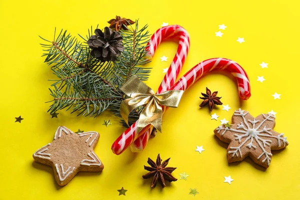 노란색 배경의 전나무 향신료와 크리스마스 — 스톡 사진