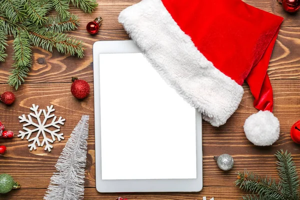 Tablettdator Med Santa Hatt Gran Grenar Och Juldekor Trä Bakgrund — Stockfoto