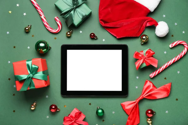 Tablet Computador Com Bengalas Doces Presentes Decoração Natal Fundo Verde — Fotografia de Stock
