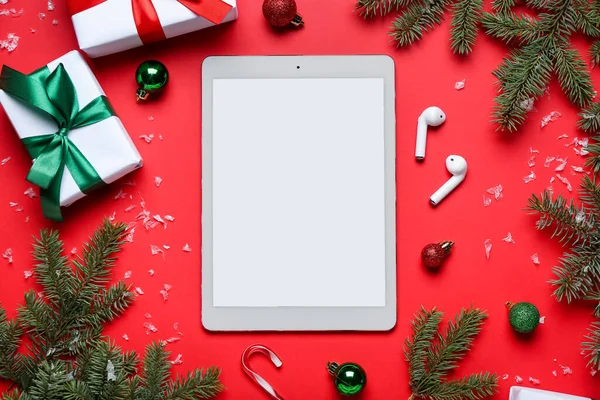 Tablet Υπολογιστή Ακουστικά Δώρα Κλαδιά Ελάτης Και Διακόσμηση Χριστουγέννων Κόκκινο — Φωτογραφία Αρχείου
