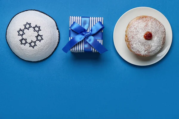 Assiette Avec Beignet Savoureux Chapeau Juif Cadeau Pour Célébration Hanoukka — Photo